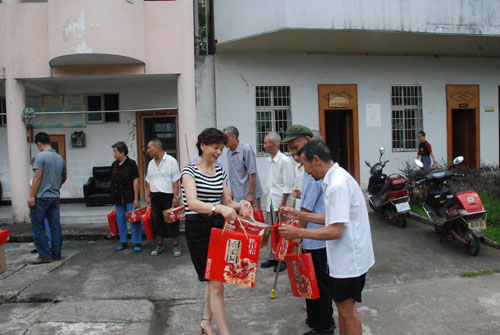 仁和集團(tuán)中秋走訪慰問(wèn)樟樹(shù)市福利院
